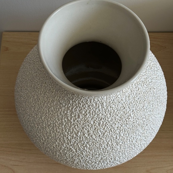 Crate & Barrel vibes Marloe / Marloe Sloane vase in Lava & Bone (Cream) - Picture 3 of 4